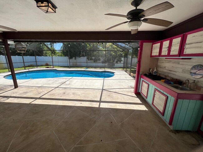 Building Photo - 1925 SE Cheltenham St