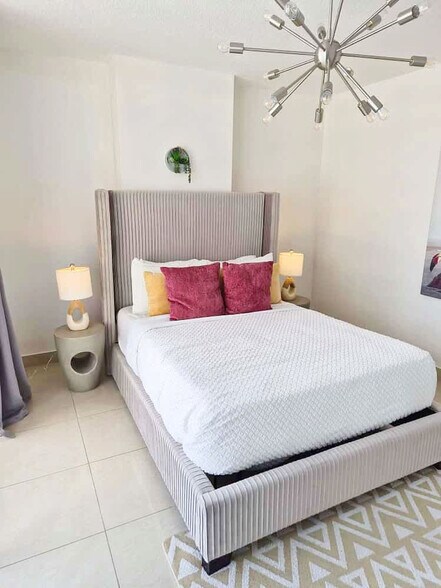 Building Photo - 1 SE 12th St