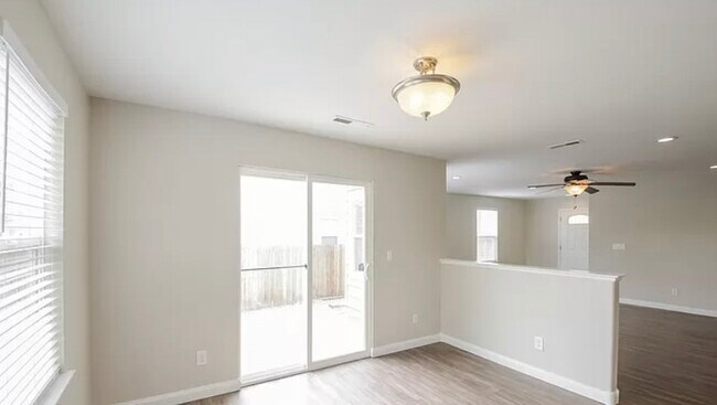 Building Photo - 892 Willow Dr