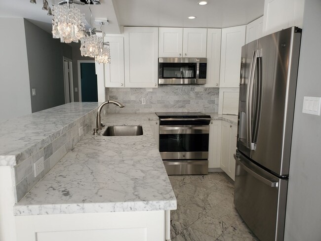 Building Photo - Renovated Pacific Heights 2x2 Condo with g...