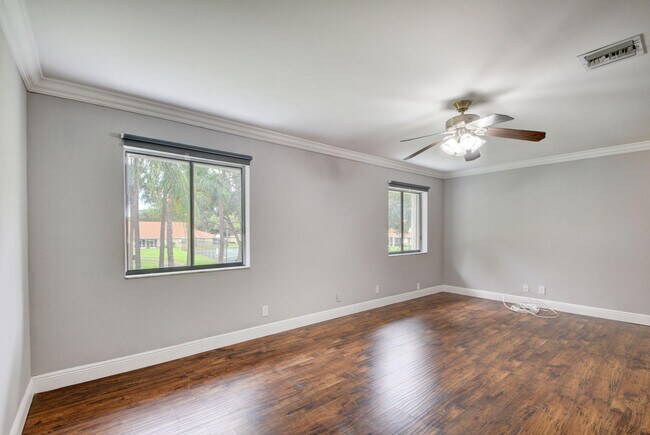 Building Photo - 1105 Maplewood Dr