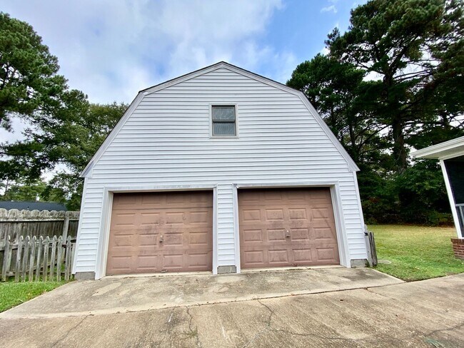 Building Photo - AVAILABLE EARLY MAY, Charming ranch home with front porch in Castle Heights!