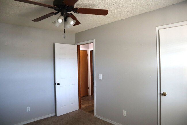 Building Photo - Charming 3 bedroom 1 bath on an Oversized lot
