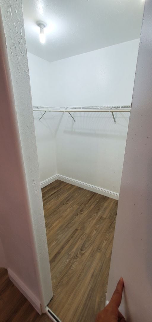 Building Photo - Spacious one bedroom near The Mall of Mill...