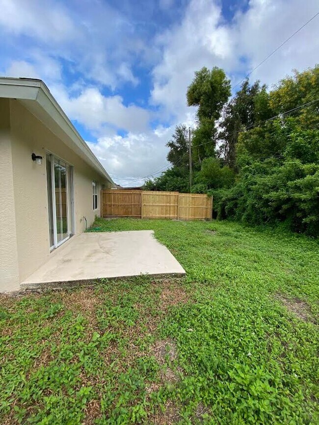 Building Photo - 2 Bed 2 Bath Duplex in San Carlos Park