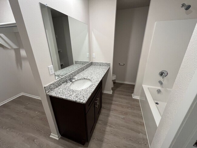 Building Photo - PRE-LEASING NOW — Beautiful 3-Bedroom | 2-Bath Duplex in Bentonville