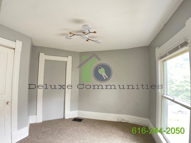 Building Photo - 1 Bed, 1 Bath Upstairs Unit - Move in Ready!
