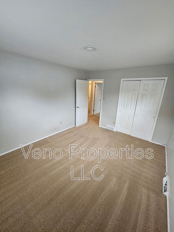 Building Photo - 236 Old Niskayuna Rd