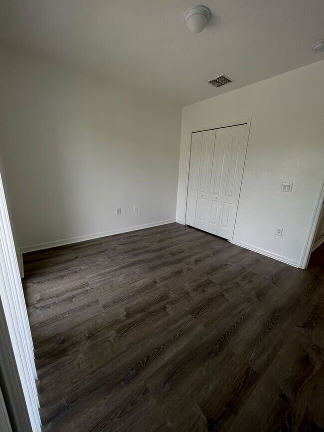 Building Photo - Beautifully Updated 3-Bedroom Townhouse in...