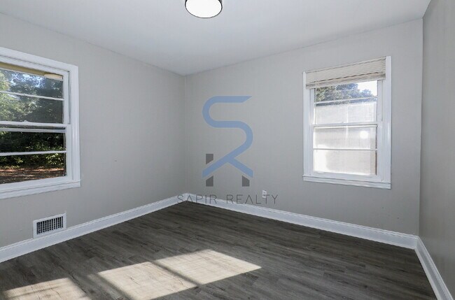 Building Photo - Move in before November 15th and choose yo...