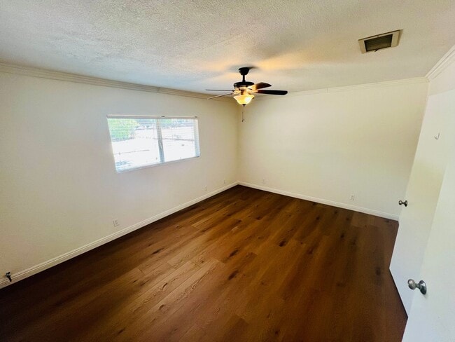 Building Photo - 3-Bedroom Hesperia Home on a Large Lot!