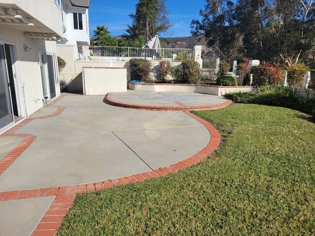 Building Photo - Beautiful Upgraded 6 Bedroom 3 Bathroom Ho...