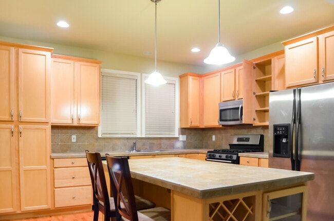 Building Photo - Modern 2-story in Sweetbrier. Private lot ...