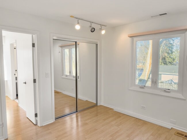 Building Photo - 3320 Lakewood Ct