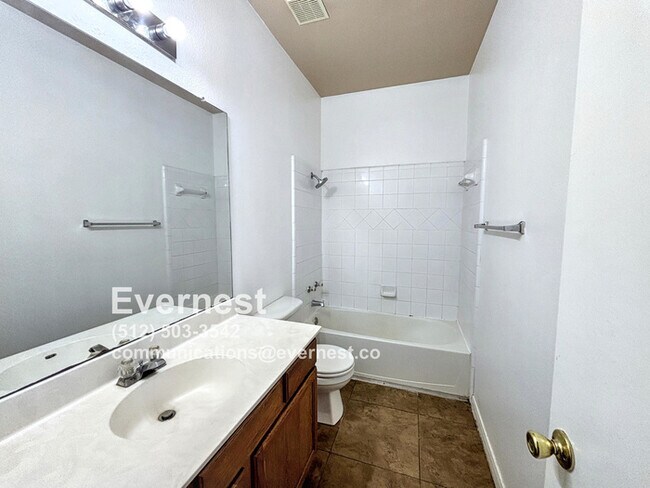 Building Photo - Charming 3-Bedroom Home in a Convenient Ne...