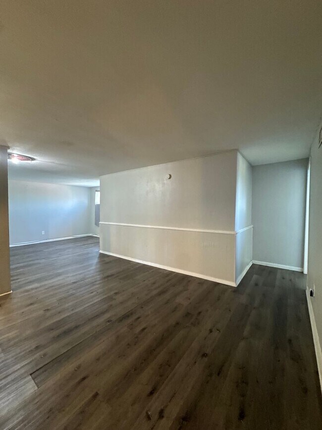 Building Photo - Updated 2-Bed, 2-Bath Duplex