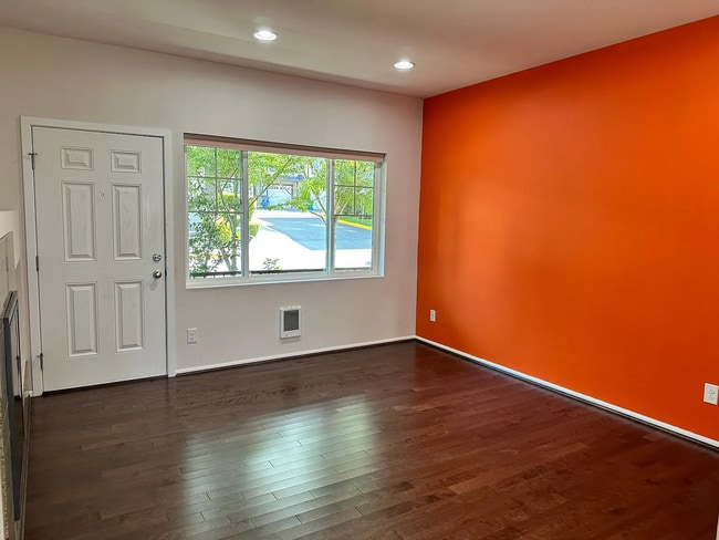 Building Photo - Bright & Modern 3BR Redmond End-Unit Townh...