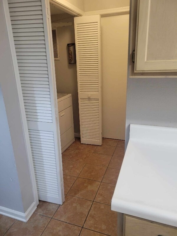 Building Photo - 2325 Parrot Ln