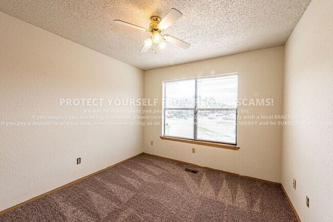 Building Photo - 684 W Martha Dr