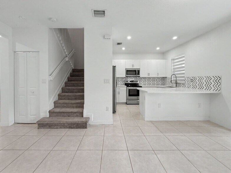 Building Photo - 2644 SE 15th Ct