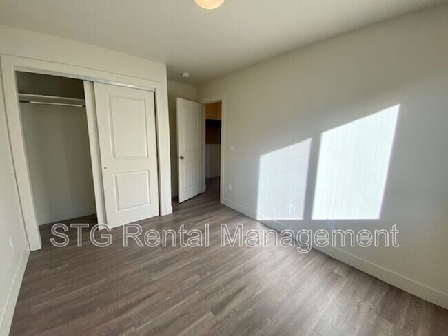 Building Photo - 939 S 25 W