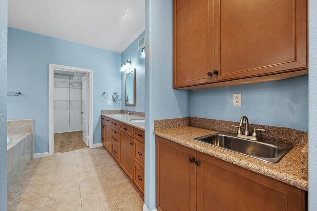 Building Photo - 1589 Turquoise Dr