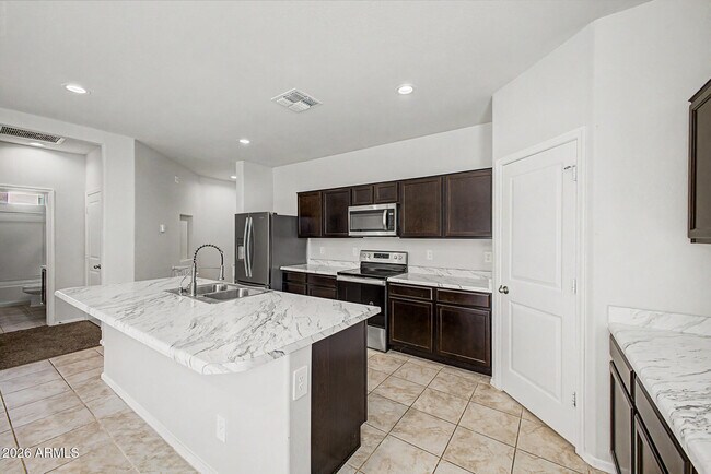 Building Photo - 1302 W Raymond Ave