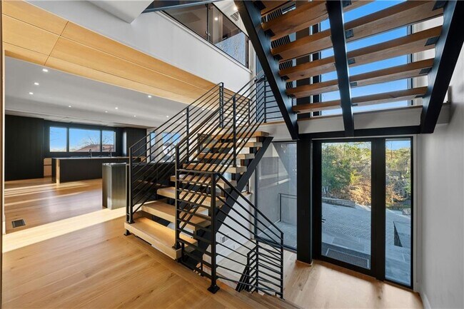 Building Photo - 1033 Reeder Cir NE