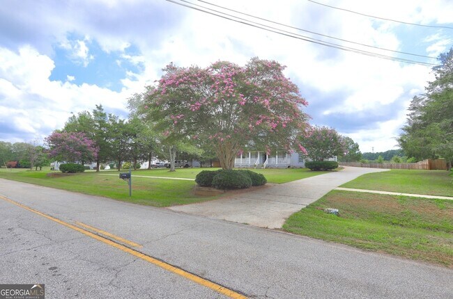 Building Photo - 216 Queens Cemetery Rd