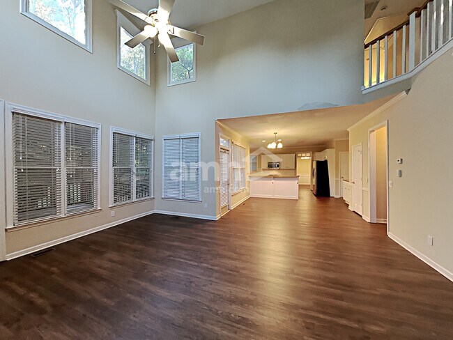 Building Photo - 815 Hillcrest Ln
