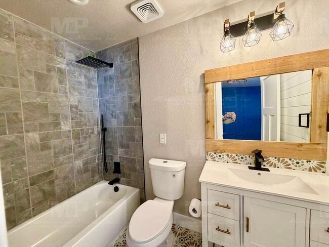 Building Photo - 724 Ponderosa Dr