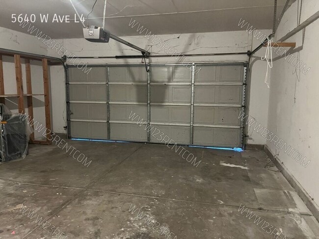 Building Photo - 5640 W Ave L4