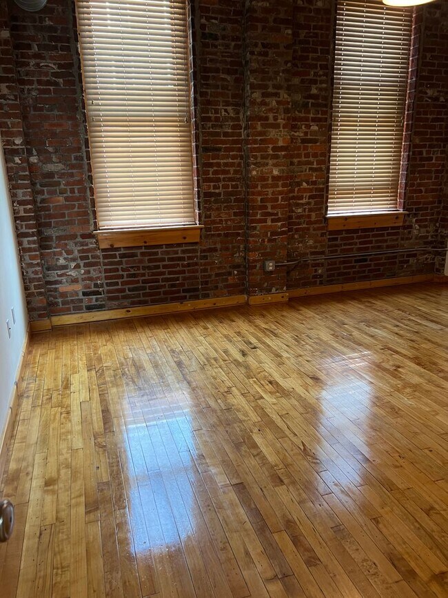 Building Photo - Downtown Bridgeport 1-Bed, 1-Bath with All...