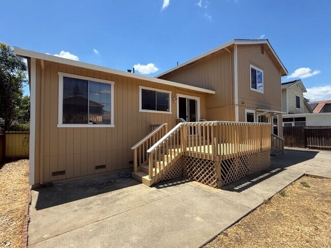 Building Photo - Rare Remodeled 5 Bedroom 2.5 Bath Tri Level in Vacaville