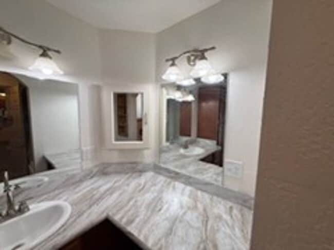 Building Photo - 3BED2BATH - NEWLY REMODELED WITH LARGE SHO...