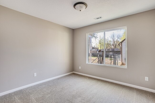 Building Photo - Perfect 2 Bed 1 Bath