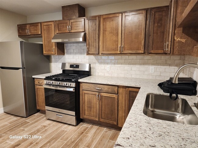 Building Photo - 702 McDaniel St