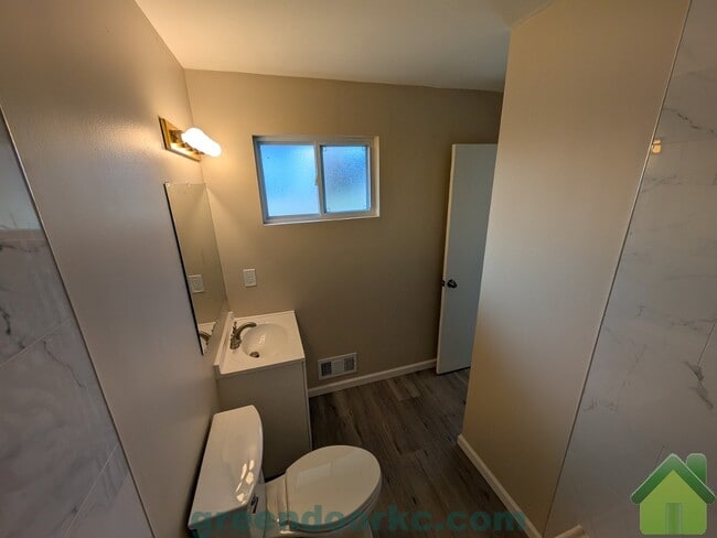 Building Photo - 412 Holiday Dr