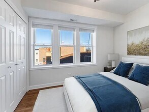 Building Photo - Renovated 2 bed 2 bath Lincoln Square Apartment!