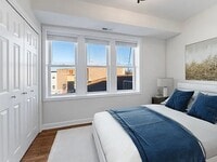 Building Photo - Renovated 2 bed 2 bath Lincoln Square Apartment!