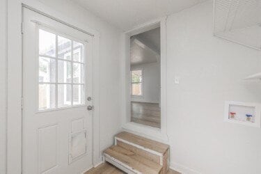 Building Photo - "Charming 2-Bedroom Retreat with Huge Yard...