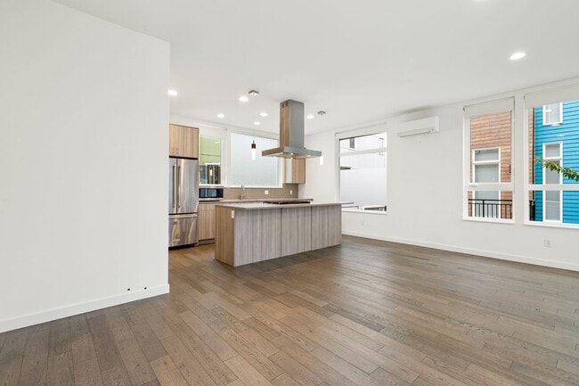 Building Photo - Gorgeous 3 Bd/2.5 Ba Seattle Townhouse