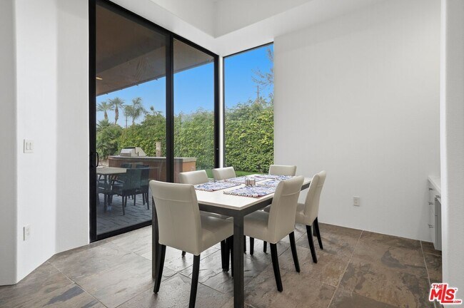 Building Photo - 50025-50021 Vía Aldea