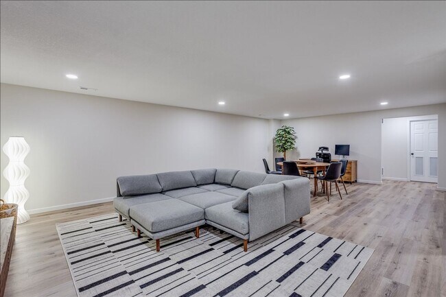 Building Photo - BEAUTIFUL 5 BEDROOM HOME  WITH LAKE VIEW A...