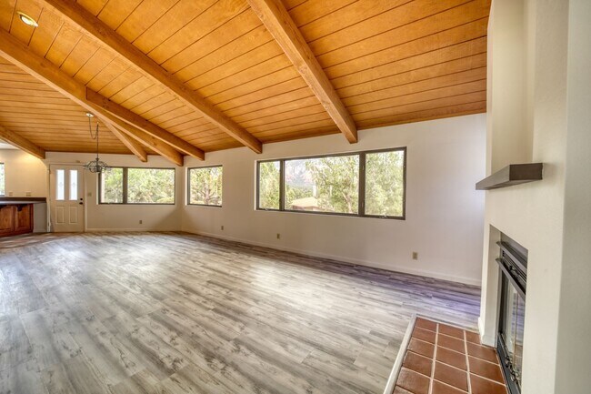 Building Photo - Beauty on Bowstring Drive