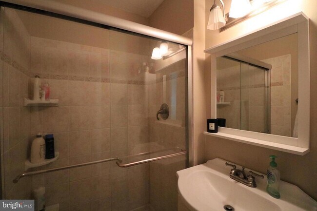 Building Photo - 748 Azalea Dr