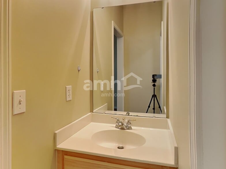 Building Photo - 331 Surrywood Dr