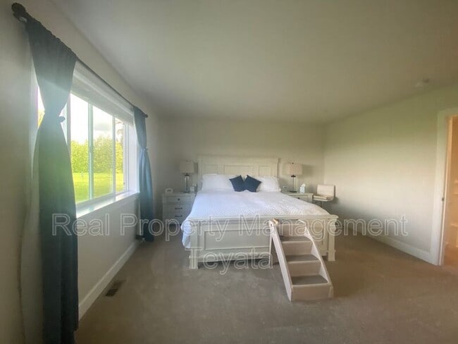 Building Photo - 810 Sisters Ct