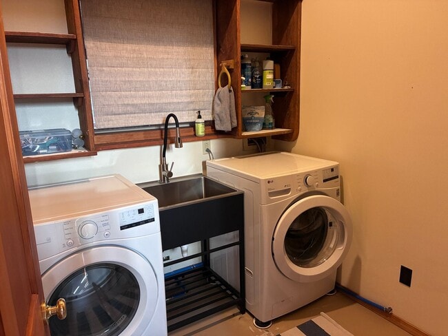 Building Photo - Peaceful Terrebonne Living Near Steelhead Falls, Unbelievable Views!