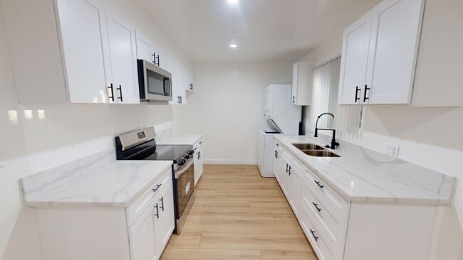 Interior Photo - 12159 Magnolia Blvd